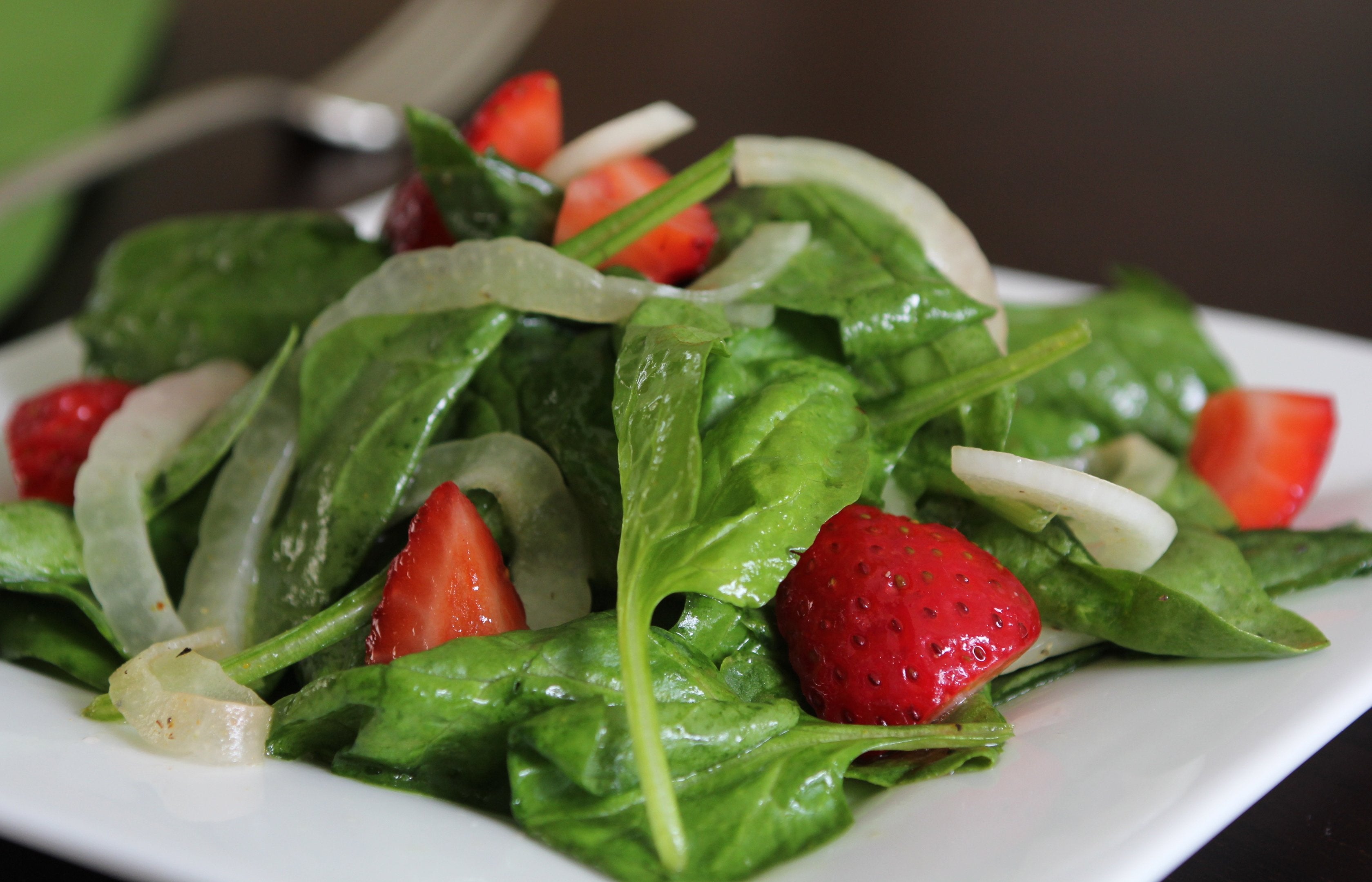 Baby Spinach and Strawberry Salad with Curry Vinaigrette – PotsandPans