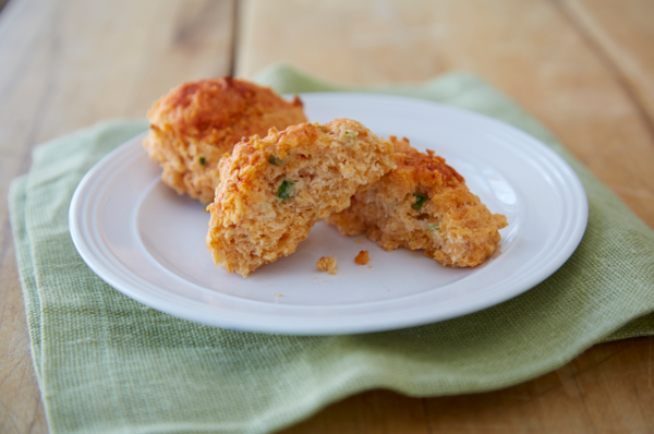 Sriracha-Cheddar Drop Biscuits &ndash; PotsandPans